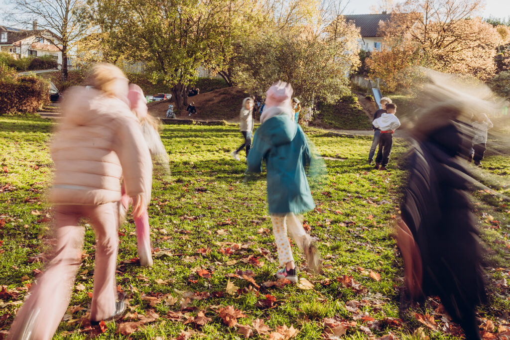 Mehrere Kinder laufen gemeinsam über den Schulhof
