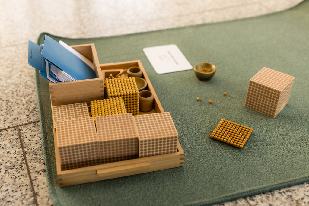 Lernmaterial liegt im Klassenzimmer bereit