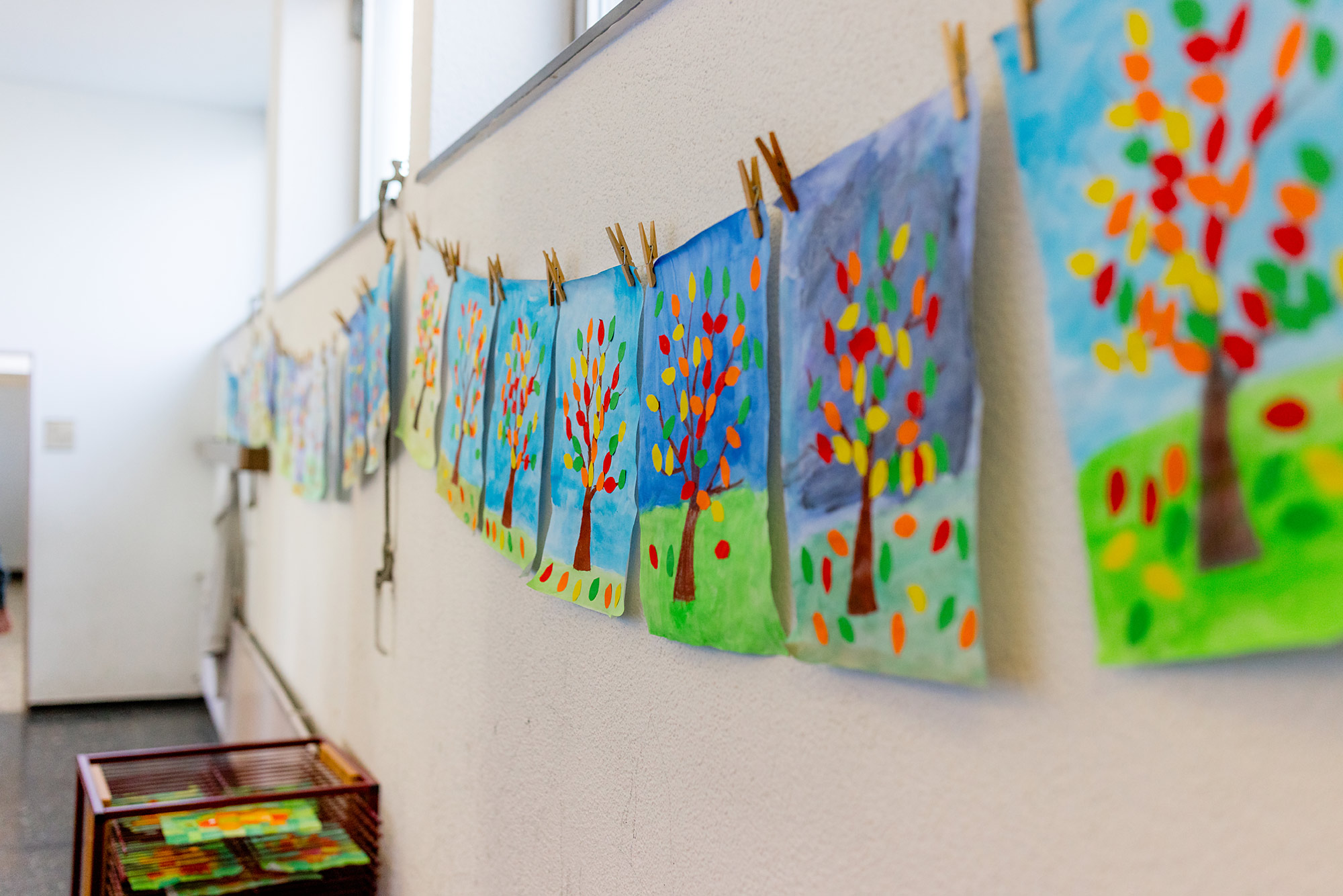 Bunte Kinderbilder hängen an der Wand