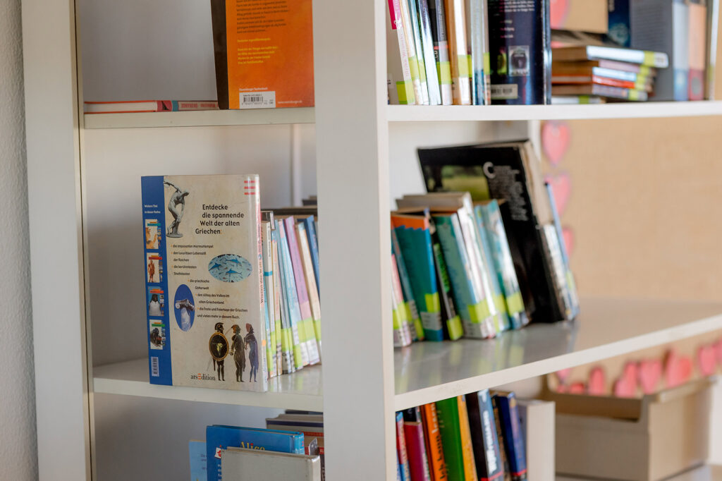 Ein Bücherregal mit verschiedenen Lernmaterialien