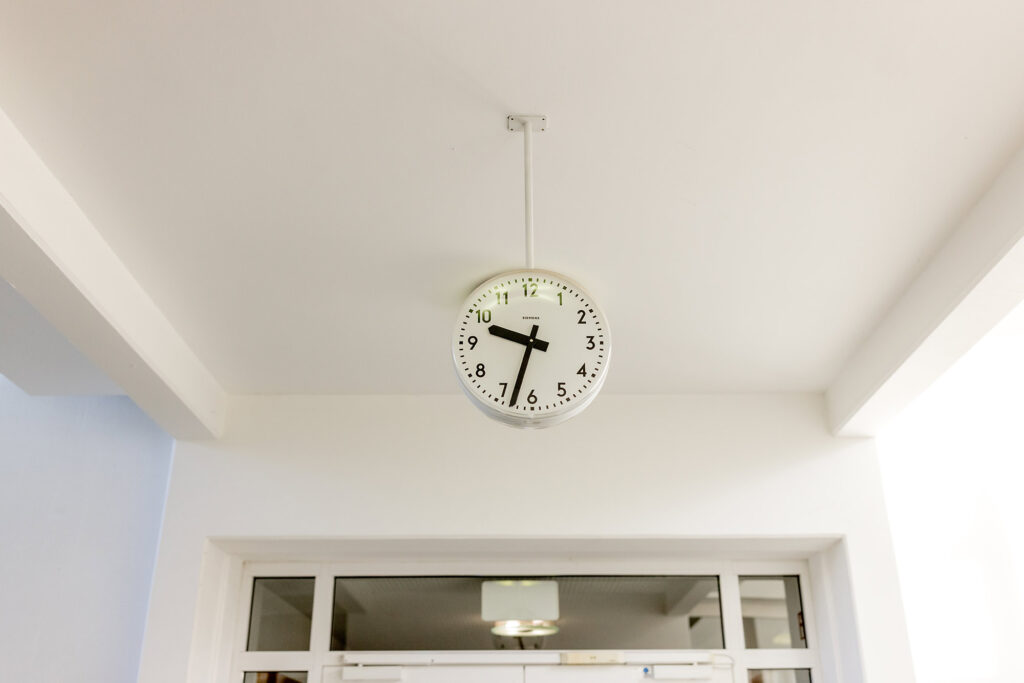 Eine Uhr hängt im Klassenraum der Grundschule Kippenheim über einer Tür