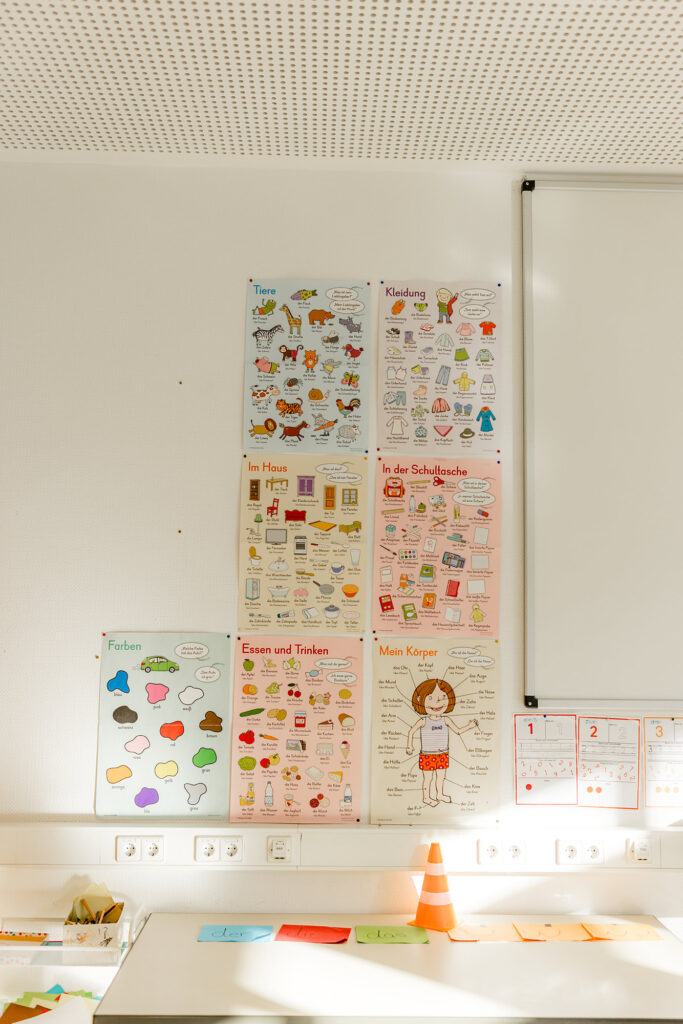 Lernplakate hängen an der Wand im Klassenraum