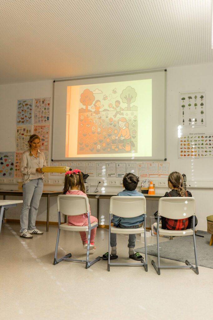 Kinder schauen eine Präsentation im Unterricht an