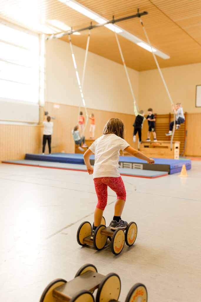 Kind bewegt sich in der Turnhalle
