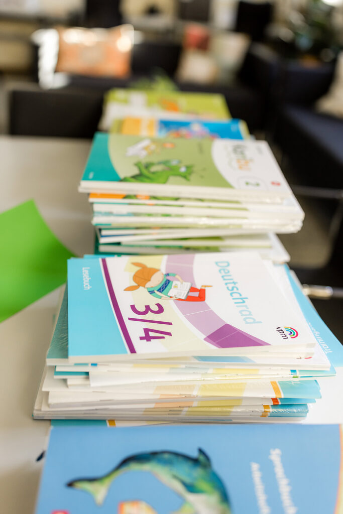 Stapel von Schulbüchern auf einem Tisch