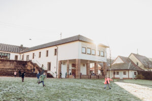 Schulgebäude im Ortsteil Schmieheim von außen