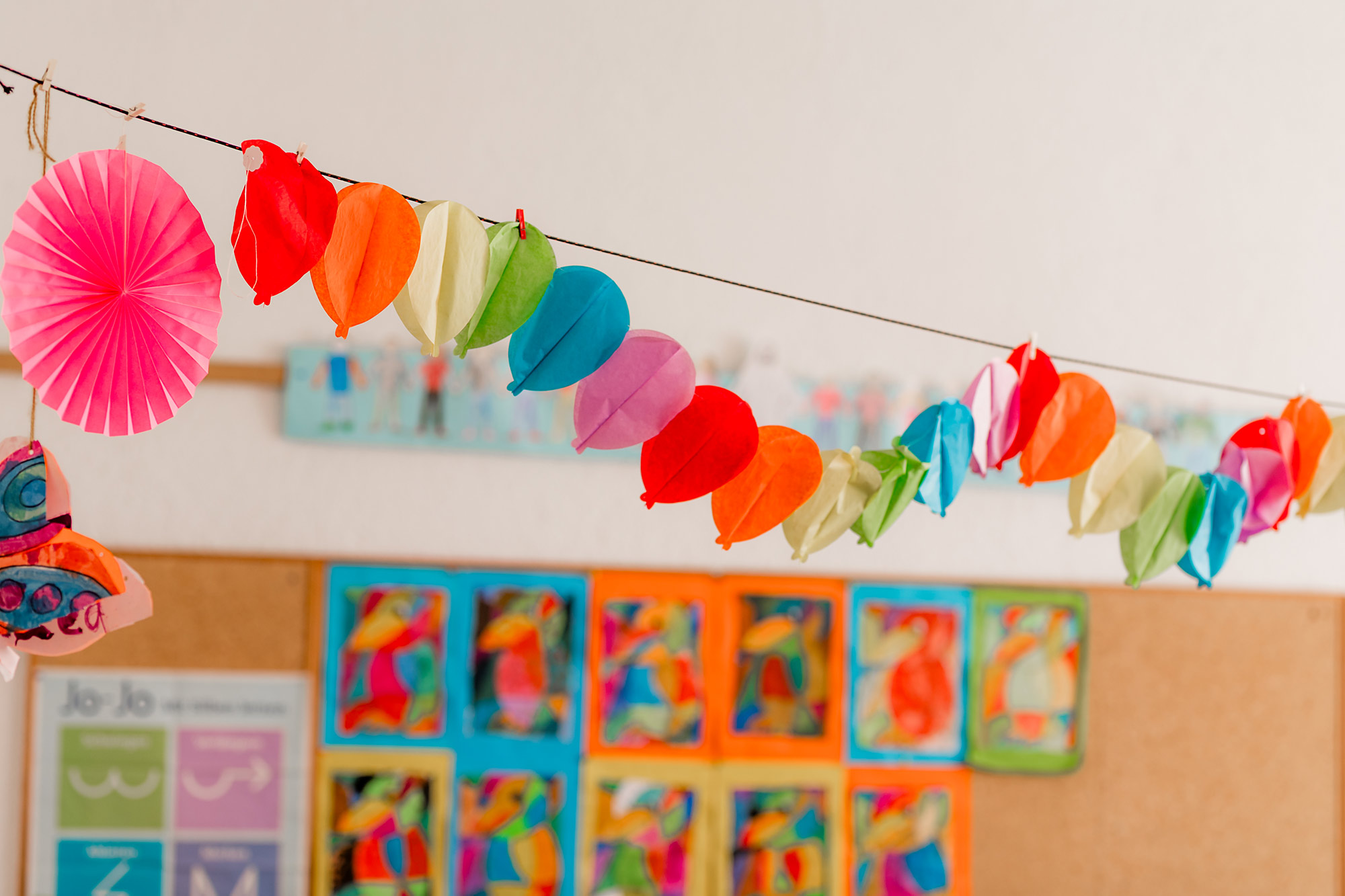 Bunte Dekoration hängt im Klassenzimmer
