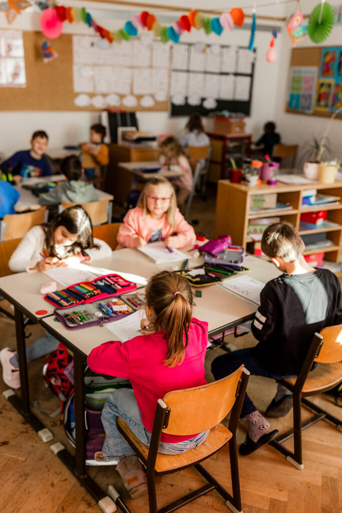 Kinder arbeiten gemeinsam im Klassenzimmer