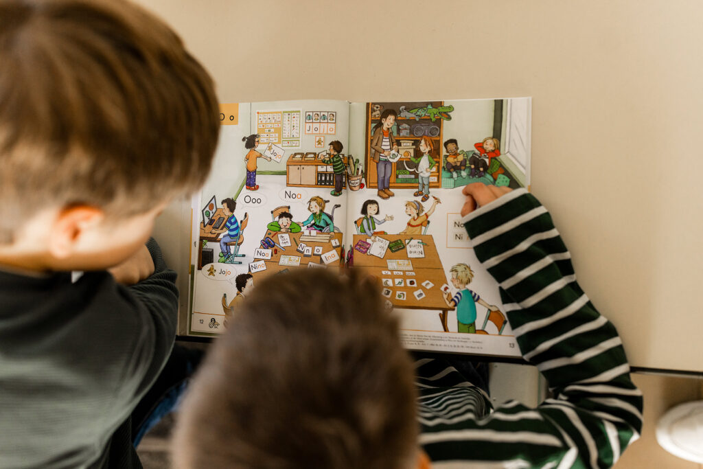 Kinder arbeiten gemeinsam mit Lernmaterial auf dem Tisch