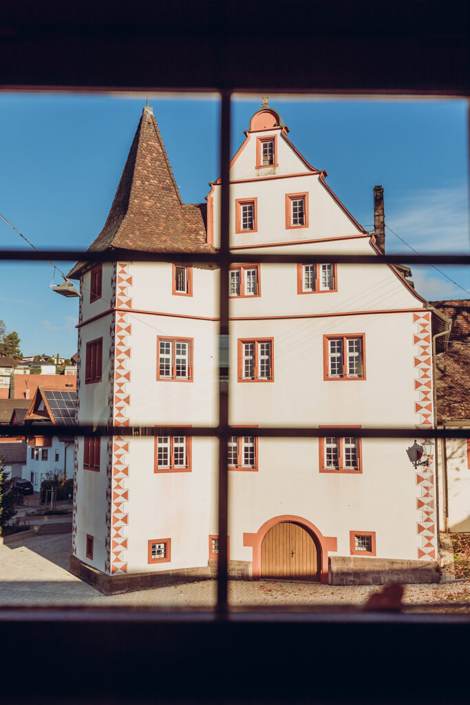 Schmieheimer Schloss vorm Fenster aus dem Schulgebaeude