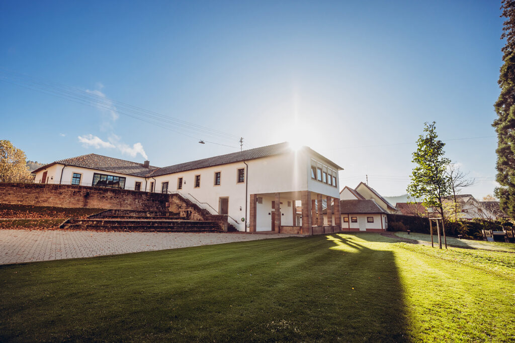 Schulgebäude und Schulhof in Schmieheim