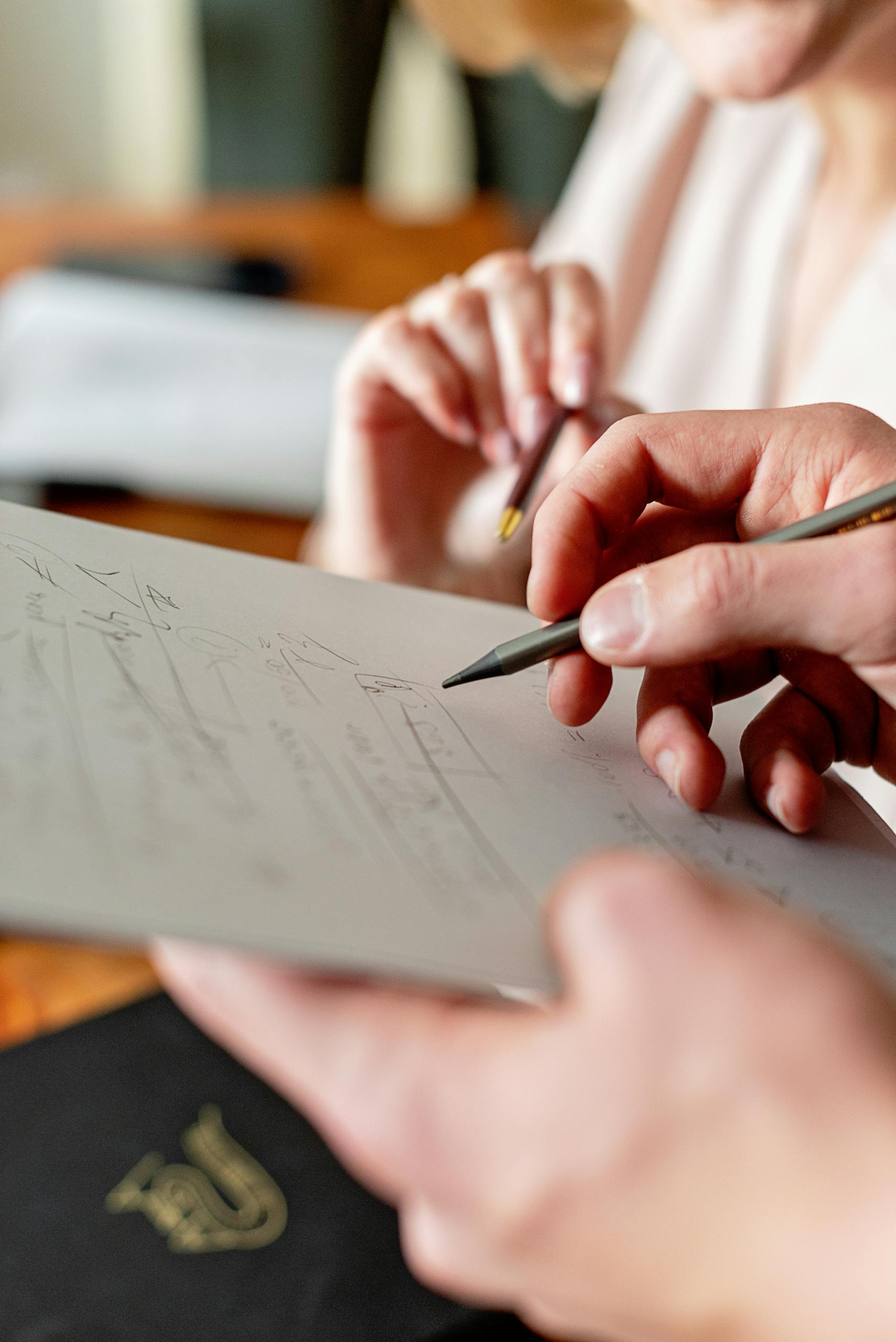Mann hebt einen Block und Stift in der Hand
